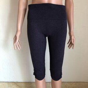 Lululemon Athletica Women’s Size 8(M) Purple Cropped Seamless Capri Leggings